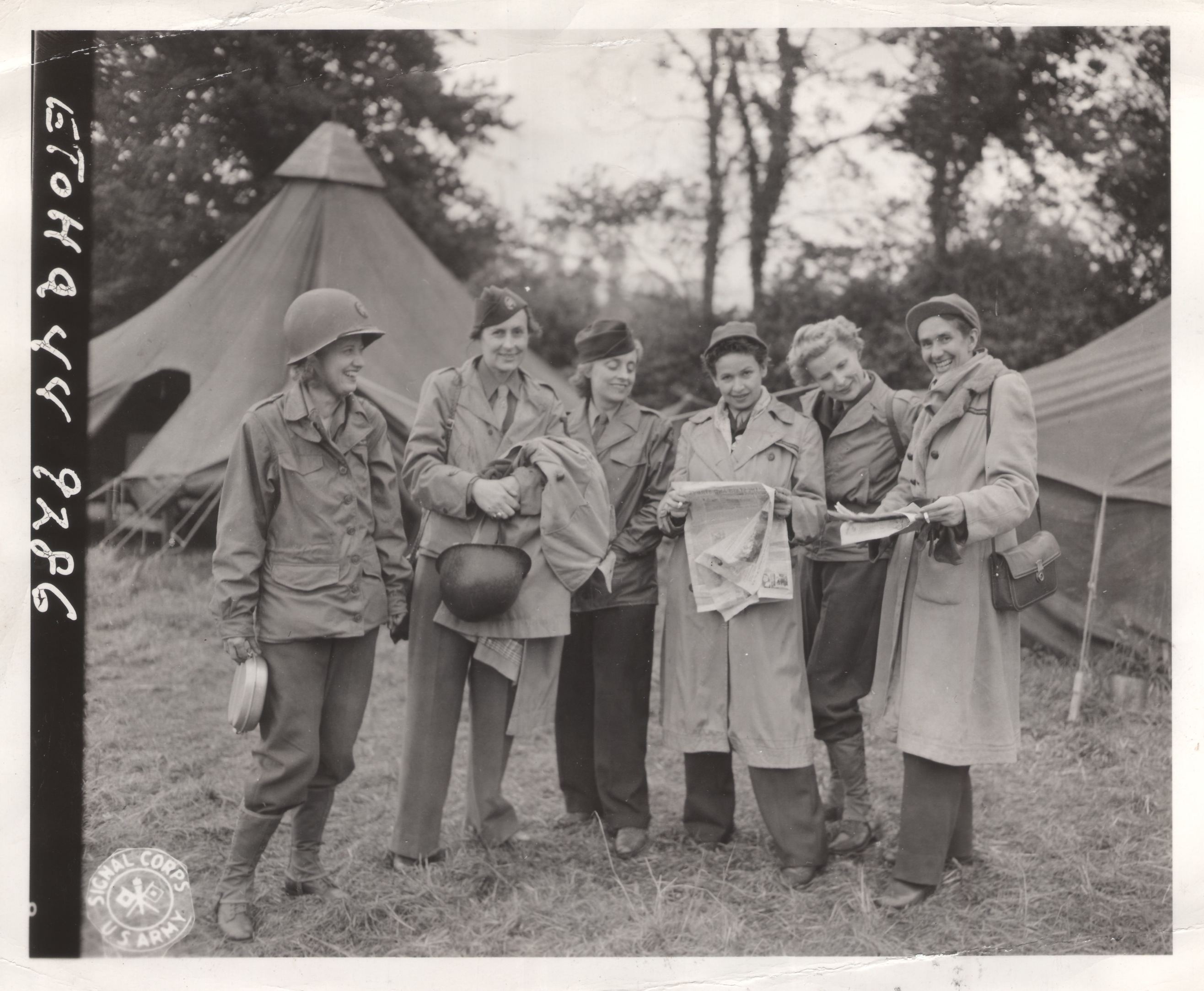 ruth-cowan-far-left-and-other-wwii-women-reporters